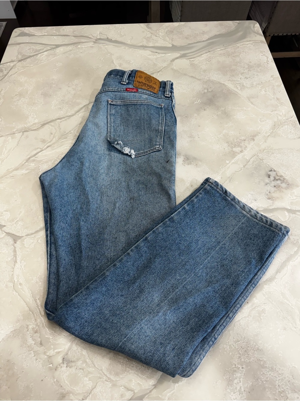 Vintage Wrangler Men's Relaxed Fit Jeans in Light Blue Denim